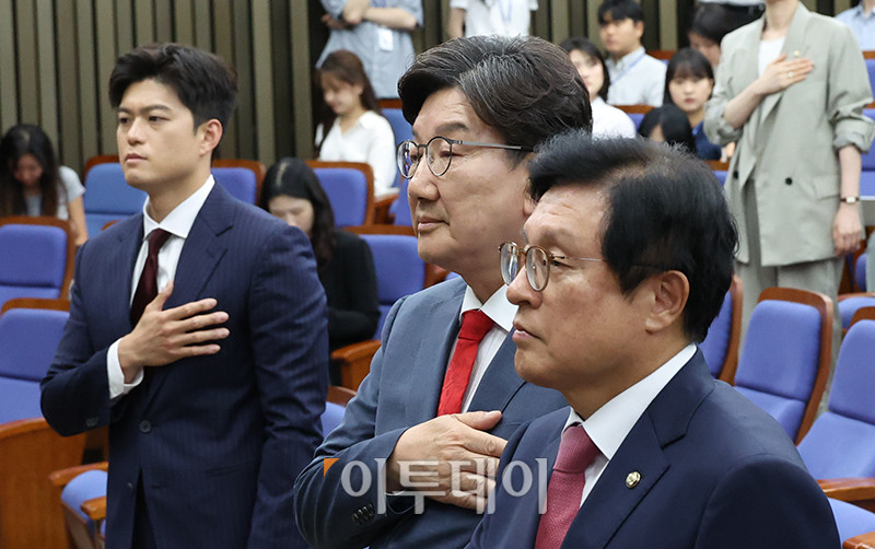 ▲김용태(왼쪽부터) 국민의힘 비상대책위원장, 권성동 원내대표, 박형수 원내수석부대표가 9일 서울 여의도 국회에서 열린 의원총회에서 국민의례를 하고 있다. 고이란 기자 photoeran@