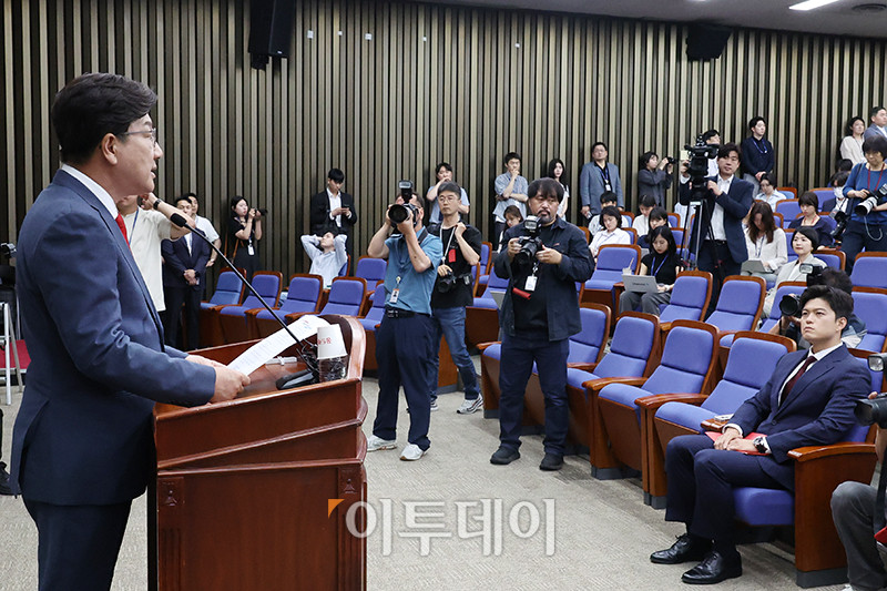 ▲원내대표직 사퇴 의사를 표명한 권성동 국민의힘 원내대표가 9일 서울 여의도 국회에서 열린 의원총회에서 모두발언을 하고 있다. 오른쪽은 김용태 비상대책위원장. 고이란 기자 photoeran@