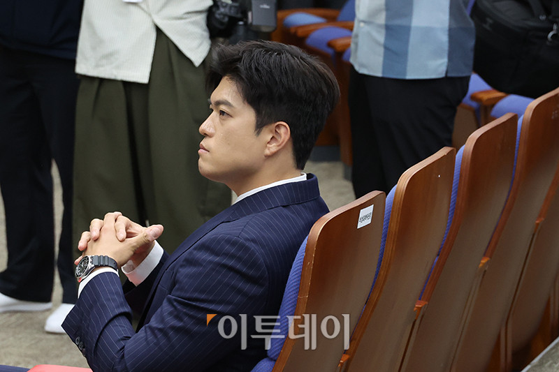 ▲김용태 국민의힘 비상대책위원장이 9일 서울 여의도 국회에서 열린 의원총회에 참석하고 있다. 고이란 기자 photoeran@