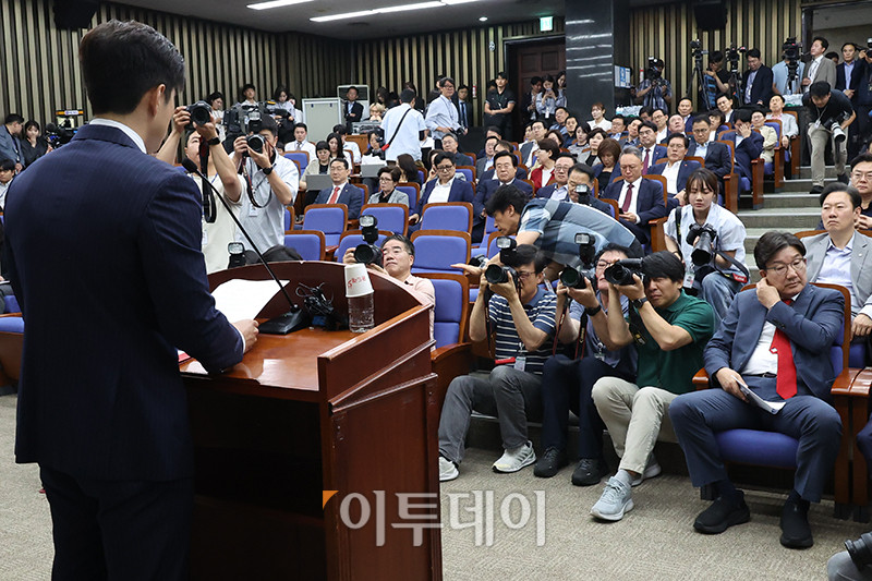 ▲김용태 국민의힘 비상대책위원장이 9일 서울 여의도 국회에서 열린 의원총회에서 발언을 하고 있다. 앞줄 오른쪽은 권성동 원내대표. 고이란 기자 photoeran@