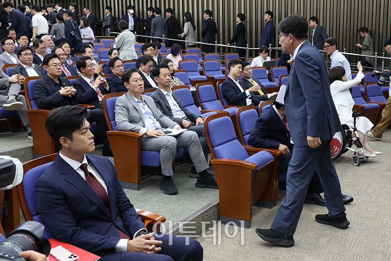 ▲원내대표직 사퇴 의사를 표명한 권성동 국민의힘 원내대표가 9일 서울 여의도 국회에서 의원총회 회의 시작 전 퇴장하고 있다. 왼쪽은 김용태 비상대책위원장. 고이란 기자 photoeran@