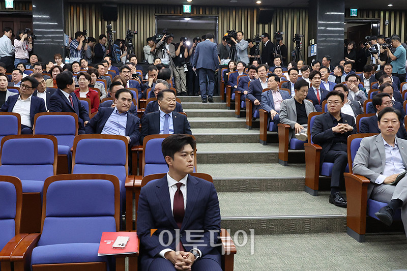 ▲원내대표직 사퇴 의사를 표명한 권성동 국민의힘 원내대표가 9일 서울 여의도 국회에서 의원총회 회의 시작 전 퇴장하고 있다. 앞줄 왼쪽 김용태 비상대책위원장. 고이란 기자 photoeran@