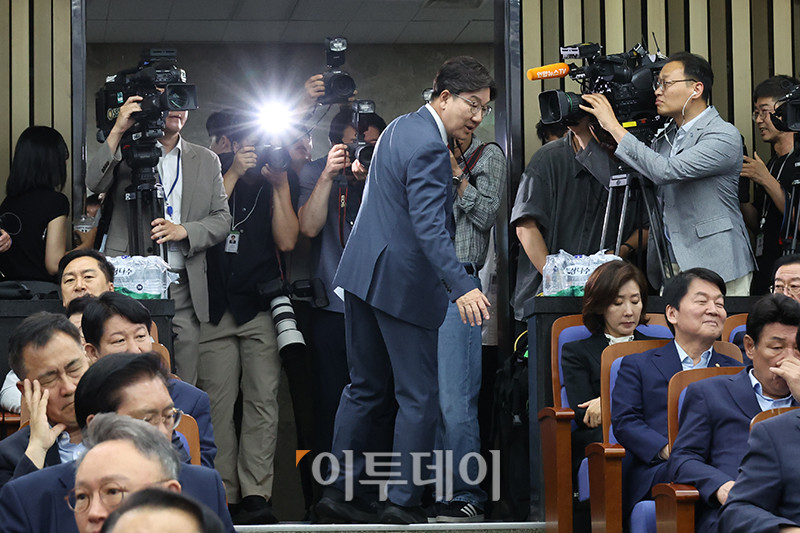 ▲원내대표직 사퇴 의사를 표명한 권성동 국민의힘 원내대표가 9일 서울 여의도 국회에서 의원총회 회의 시작 전 퇴장하고 있다. 고이란 기자 photoeran@