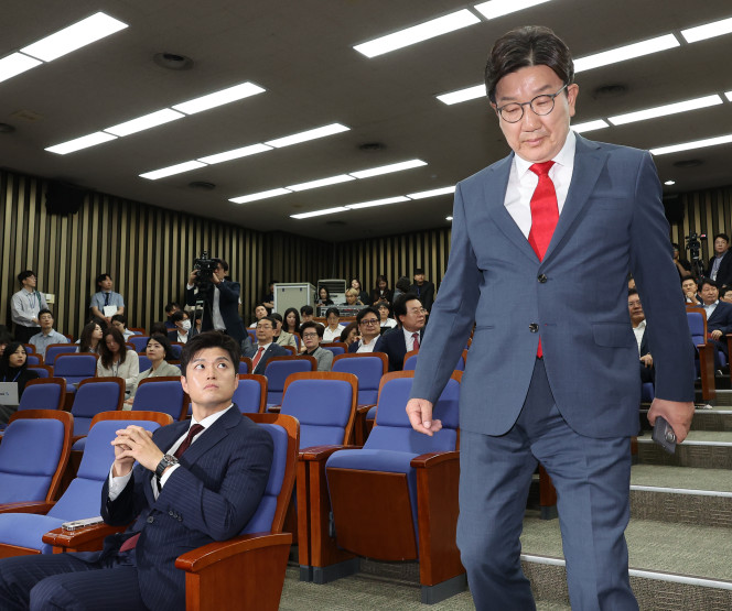 ▲국민의힘 김용태 비상대책위원장이 9일 서울 여의도 국회에서 열린 의원총회에서 원내대표직 사퇴를 선언한 국민의힘 권성동 원내대표를 바라보고 있다. 2025.6.9. (연합뉴스)