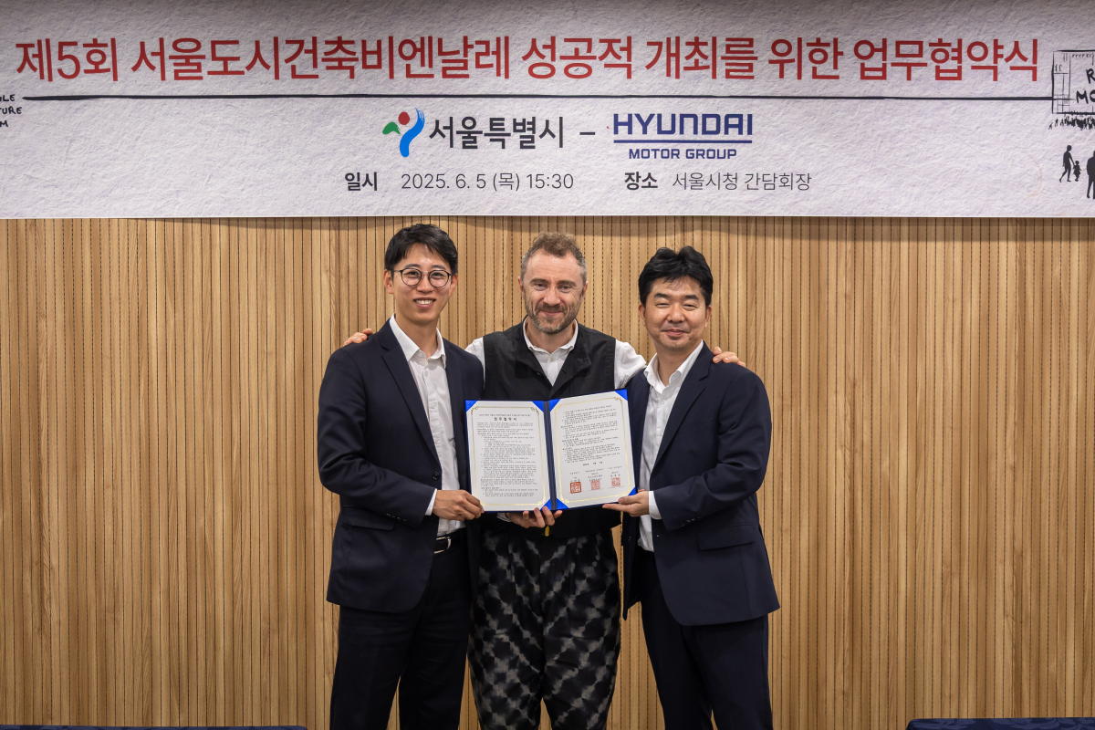 ▲(왼쪽부터) 안중욱 서울시 미래공간담당관, 토마스 헤더윅 총감독, 홍래욱 현대차그룹 글로벌 디자인매니지먼트팀 상무  (자료제공=서울시)