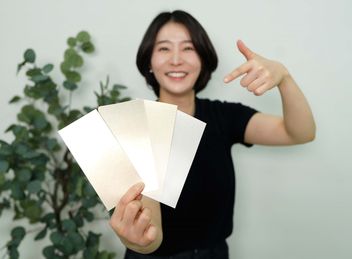 ▲KCC 관계자가 실제 금속(좌에서 두번째)과 숲으로메탈릭을 칠한 종이(그 외 3개)를 비교하고 있다. (KCC)