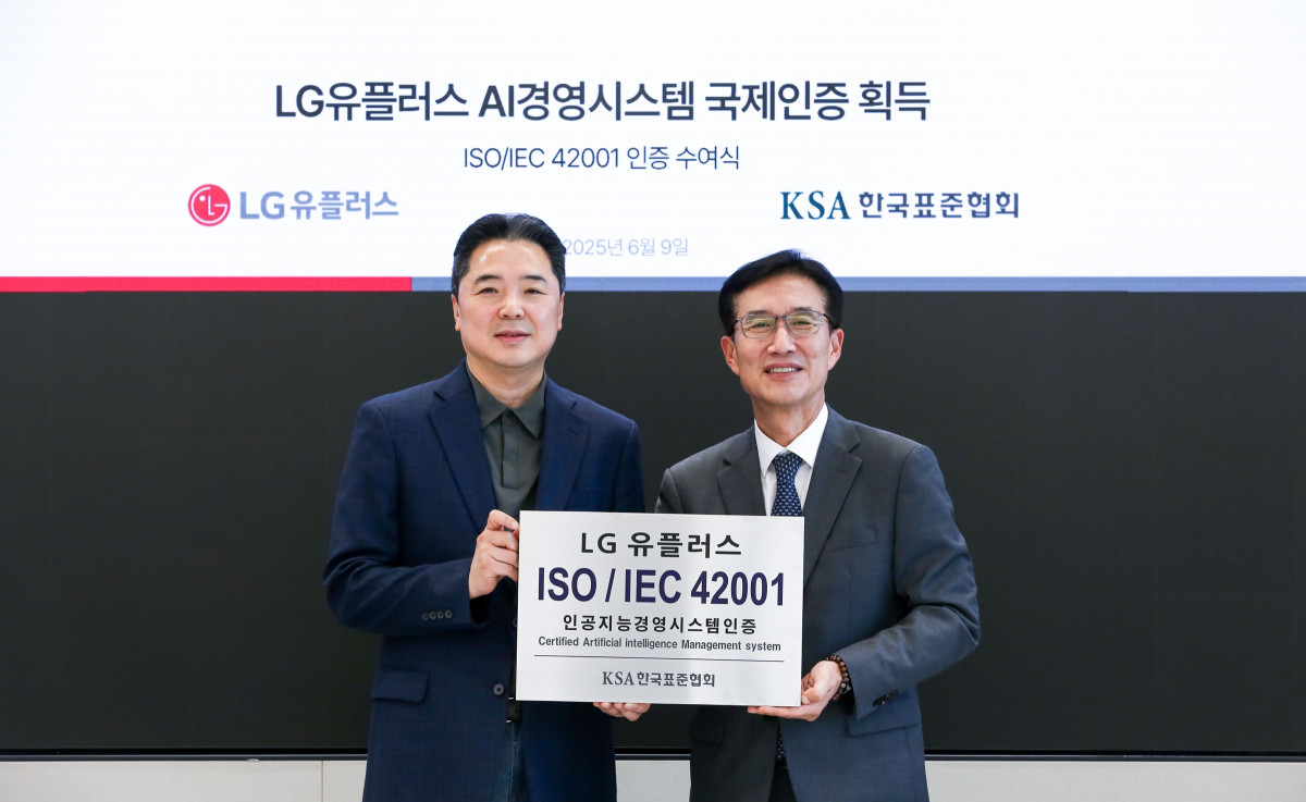 ▲LG유플러스는 투명하고 안전한 AI 서비스를 제공하기 위해 ‘AI 경영 시스템(ISO/IEC 42001)’ 인증을 획득했다고 10일 밝혔다. 사진은 인증 수여식에 참석한 LG유플러스 이상엽 CTO(왼쪽)와 한국표준협회 문동민 회장이 기념 촬영을 하는 모습. (사진제공=LG유플러스)