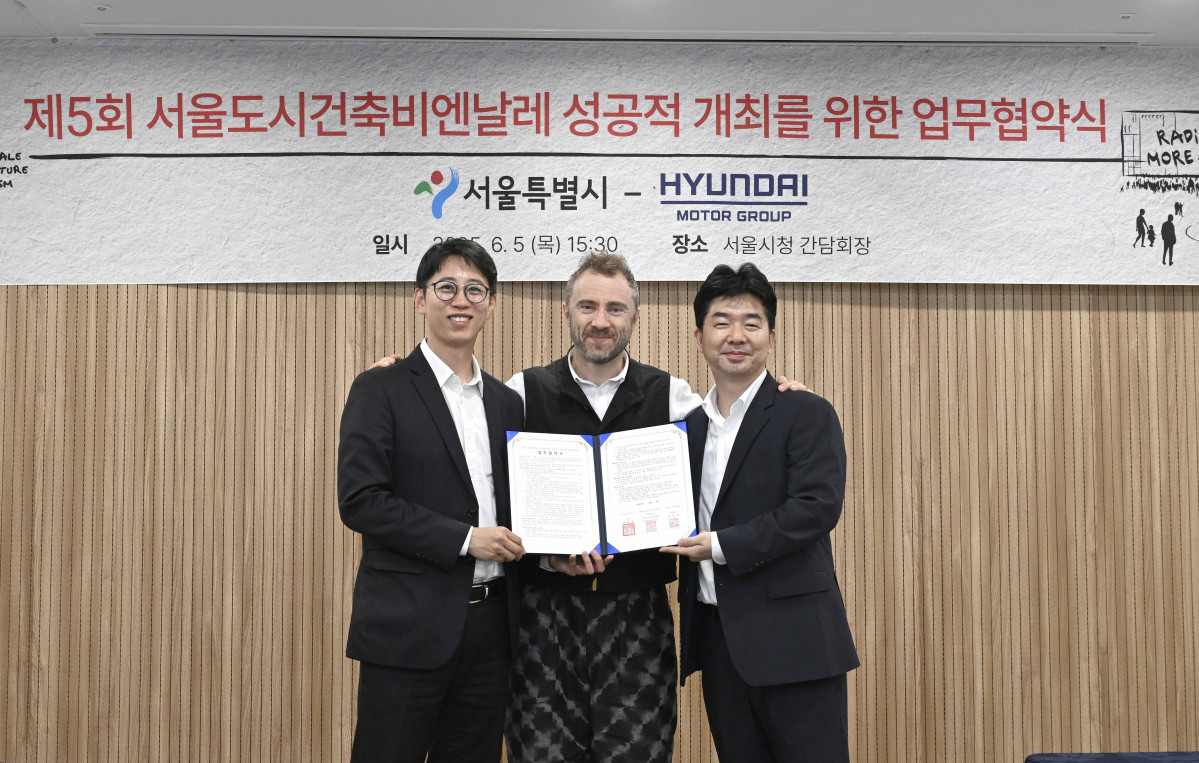 ▲현대자동차그룹이 서울특별시청(서울시 중구)에서 서울시가 주최하는 ‘제5회 서울도시건축비엔날레’를 후원하는 업무 협약을 체결했다고 10일 밝혔다. (왼쪽부터) 서울시 안중욱 미래공간담당관, 토마스 헤더윅 총감독, 현대차그룹 홍래욱 글로벌디자인매니지먼트팀 상무가 기념 촬영을 하고 있다. (사진=현대차)