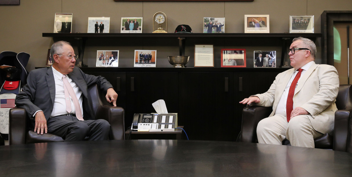 ▲류진 한국경제인협회 회장(왼쪽)이 10일 충정로 풍산빌딩을 방문한 왓슨경 영국 무역특사를 만나 주요 현안과 양국 경제협력 방안에 대해 논의하고 있다. (사진= 한경협 )