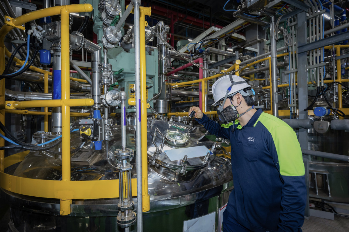 ▲광양 전구체 공장에서 직원이 제조 공정을 확인하고 있다. (사진제공=포스코퓨처엠)