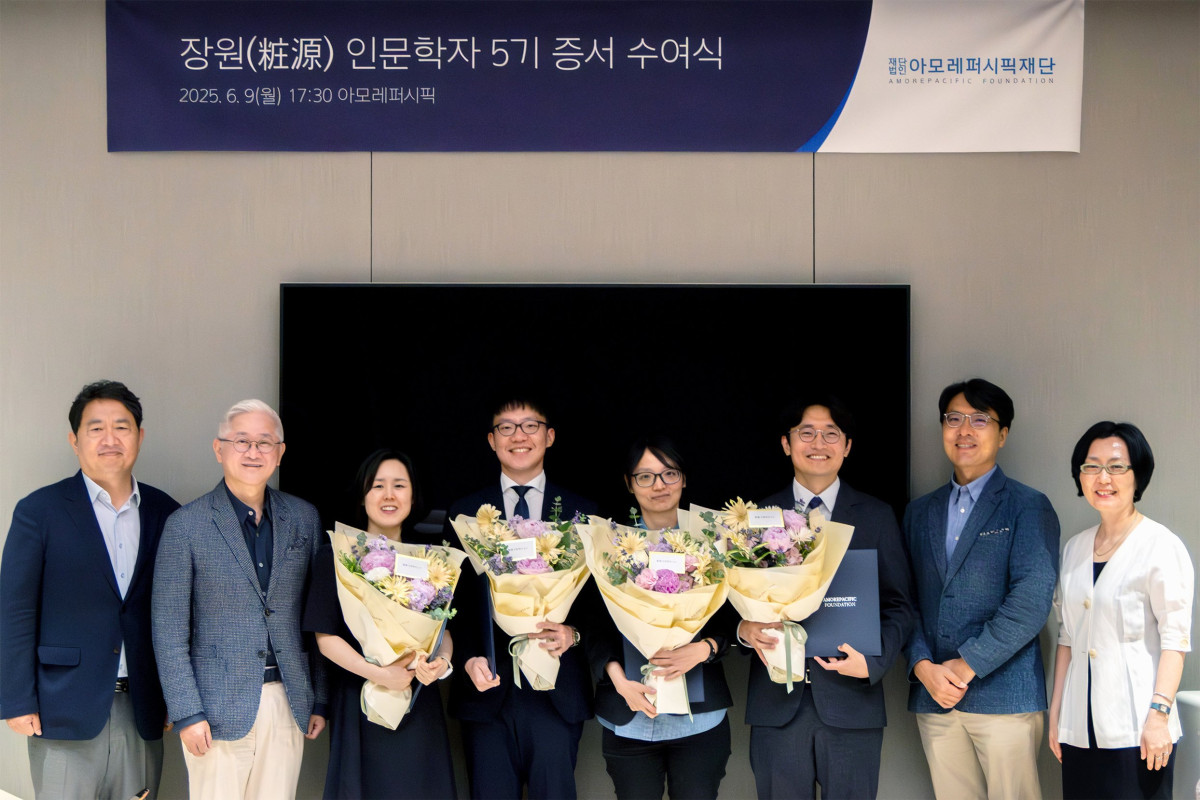 ▲아모레퍼시픽재단이 9일 아모레퍼시픽 본사에서 '장원 인문학자 5기' 연구비 증서 수여식을 진행했다. 사진 왼쪽부터 이석재 아모레퍼시픽재단 이사, 서경배 이사장, 신성진 연구자, 김형진 연구자, 김진 연구자, 정진혁 연구자, 강태웅 교수, 민은경 이사 (사진제공=아모레퍼시픽재단)