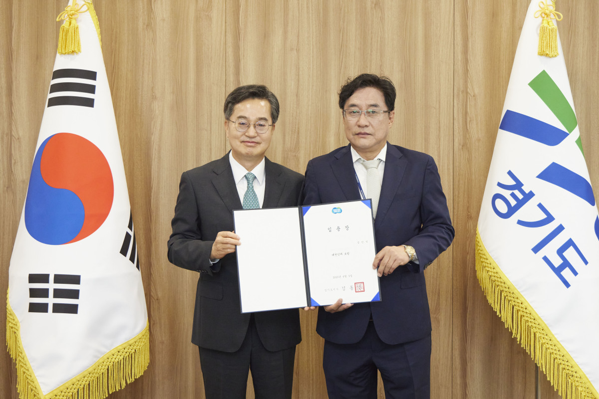 ▲김동연 경기지사가 강민석 경기도 대변인이 임명장을 전달한 뒤 기념사진. (경기도)