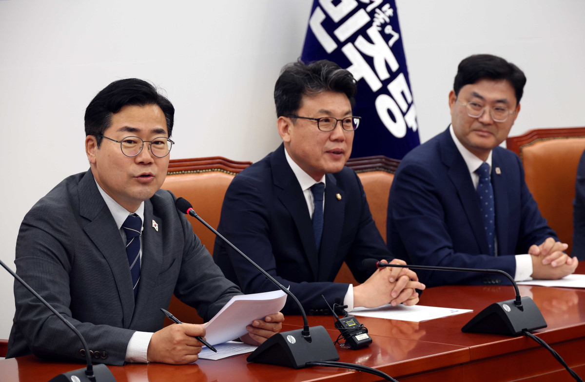 ▲박찬대 더불어민주당 당대표 직무대행 겸 원내대표가 10일 오전 서울 여의도 국회에서 열린 원내대책회의에서 발언하고 있다. (사진=뉴시스)