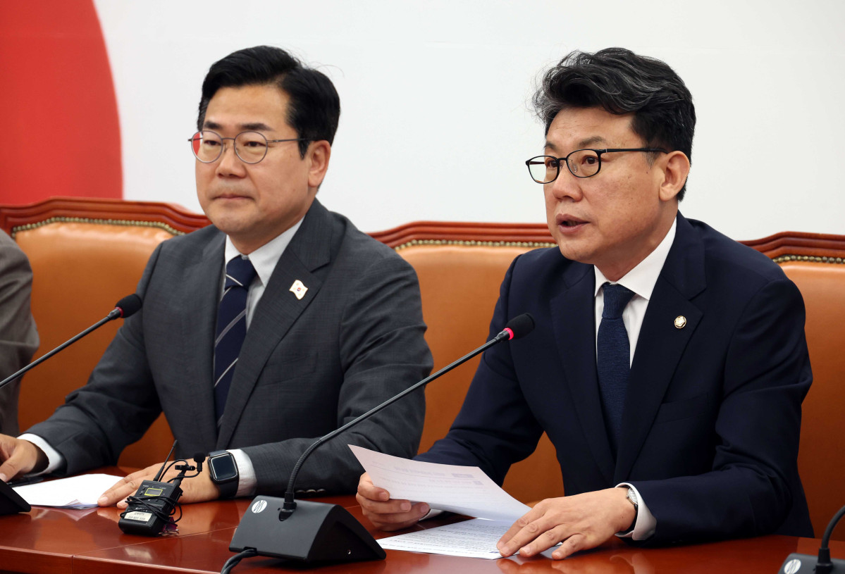 ▲진성준 더불어민주당 정책위의장이 10일 오전 서울 여의도 국회에서 열린 원내대책회의에서 발언하고 있다.왼쪽은 박찬대 더불어민주당 당대표 직무대행 겸 원내대표. (사진=뉴시스)