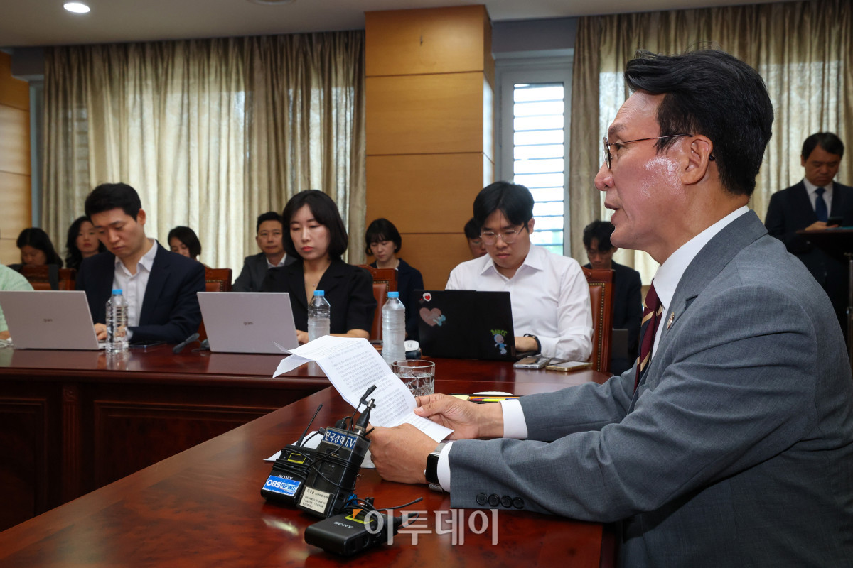 ▲김민석 국무총리 후보자가 10일 서울 종로구 금융감독원 연수원에 마련된 인사청문회 준비 사무실에서 열린 출입기자단 약식간담회에서 발언하고 있다. 조현호 기자 hyunho@
