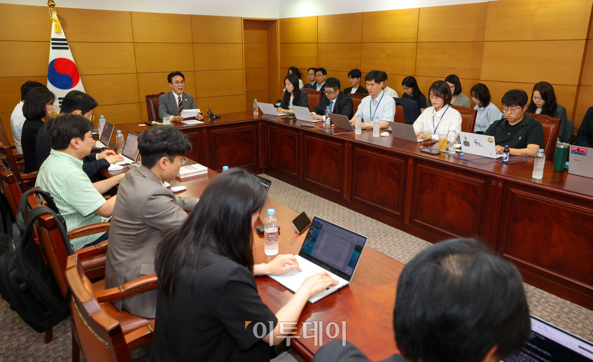 ▲김민석 국무총리 후보자가 10일 서울 종로구 금융감독원 연수원에 마련된 인사청문회 준비 사무실에서 열린 출입기자단 약식간담회에서 발언하고 있다. 조현호 기자 hyunho@