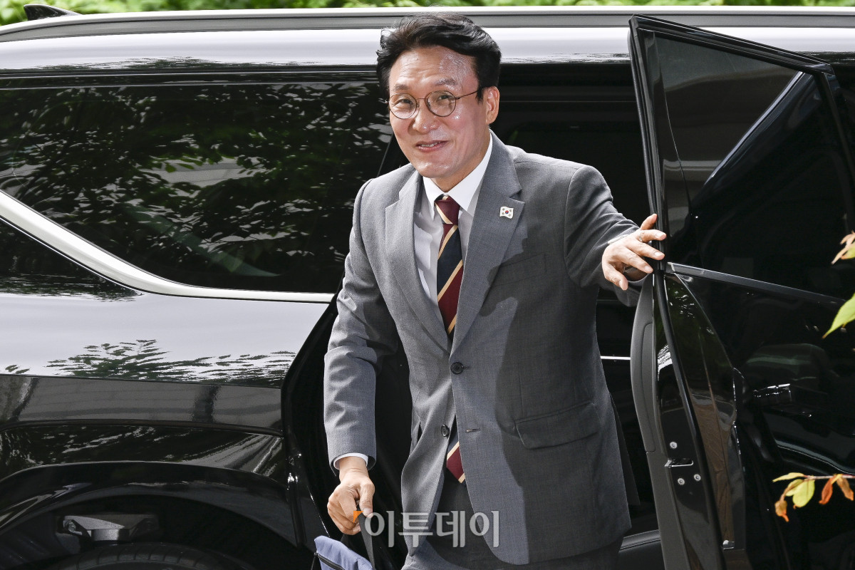 ▲김민석 국무총리 후보자가 10일 서울 종로구 금융감독원 연수원에 마련된 인사청문회 준비 사무실에 출근하고 있다. 조현호 기자 hyunho@