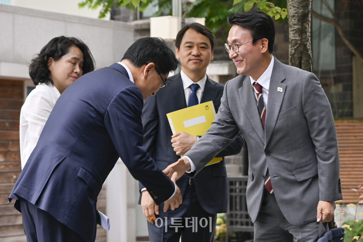 ▲김민석(오른쪽) 국무총리 후보자가 10일 서울 종로구 금융감독원 연수원에 마련된 인사청문회 준비 사무실에 출근하며 관걔자들과 인사를 하고 있다. 조현호 기자 hyunho@