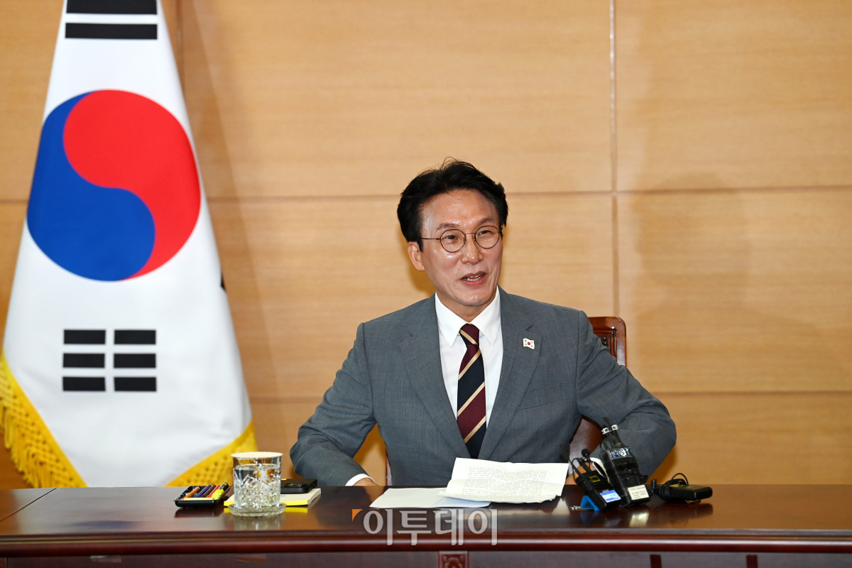 ▲김민석 국무총리 후보자가 10일 서울 종로구 금융감독원 연수원에 마련된 인사청문회 준비 사무실에서 열린 출입기자단 약식간담회에 참석하고 있다. 조현호 기자 hyunho@