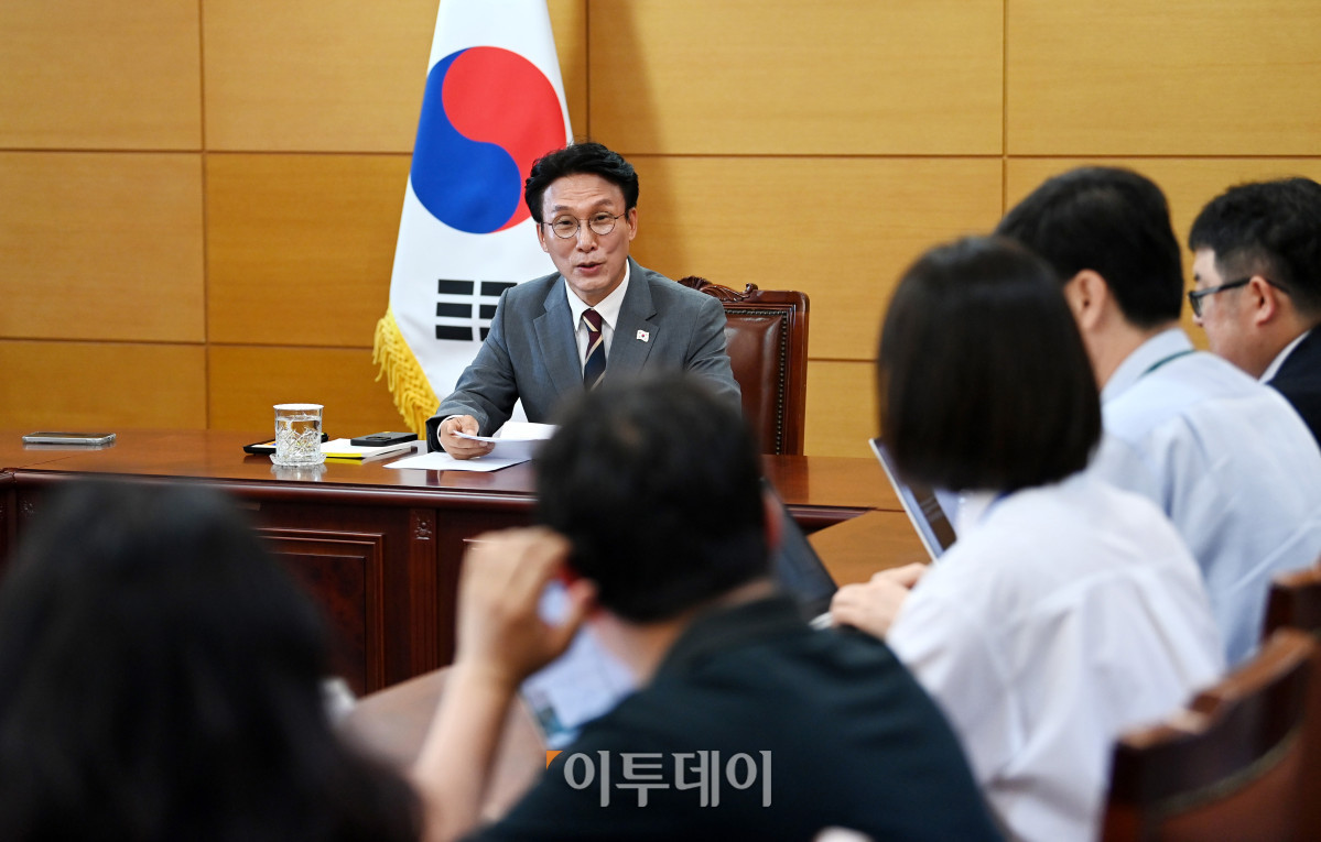 ▲김민석 국무총리 후보자가 10일 서울 종로구 금융감독원 연수원에 마련된 인사청문회 준비 사무실에서 열린 출입기자단 약식간담회에서 발언하고 있다. 조현호 기자 hyunho@