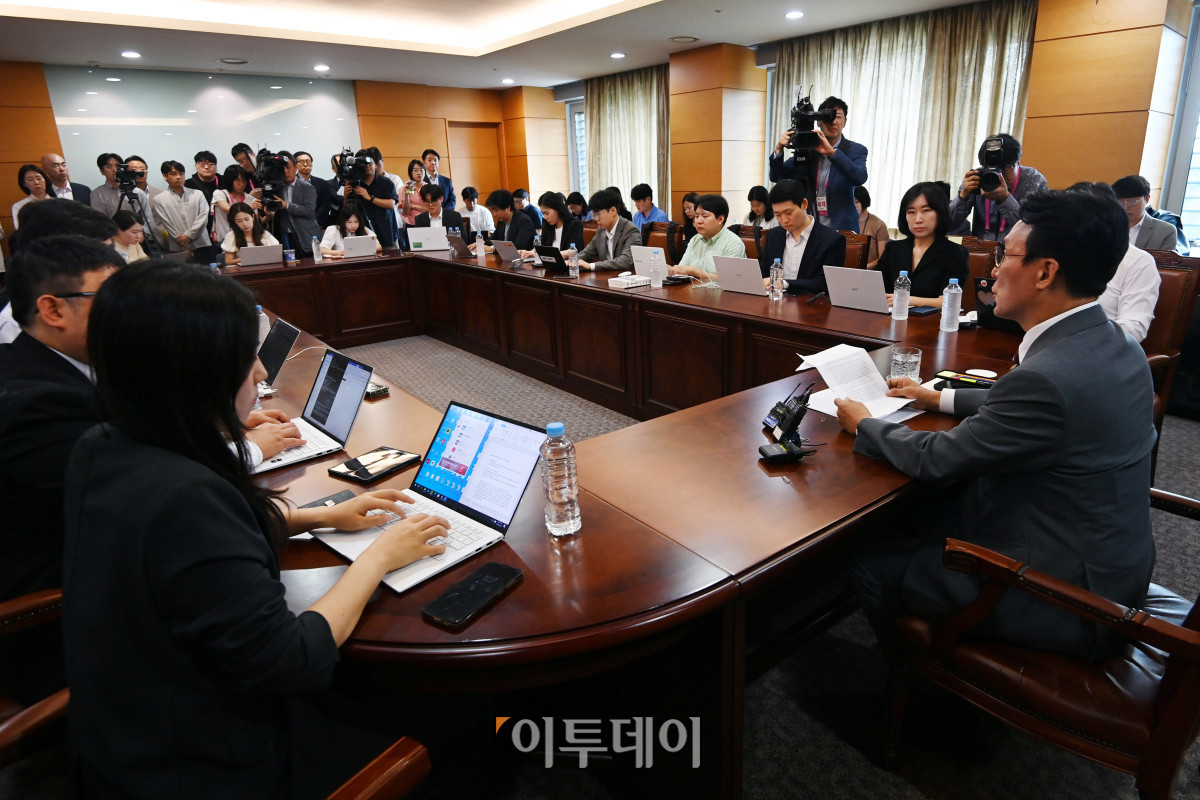 ▲김민석 국무총리 후보자가 10일 서울 종로구 금융감독원 연수원에 마련된 인사청문회 준비 사무실에서 열린 출입기자단 약식간담회에서 발언하고 있다. 조현호 기자 hyunho@