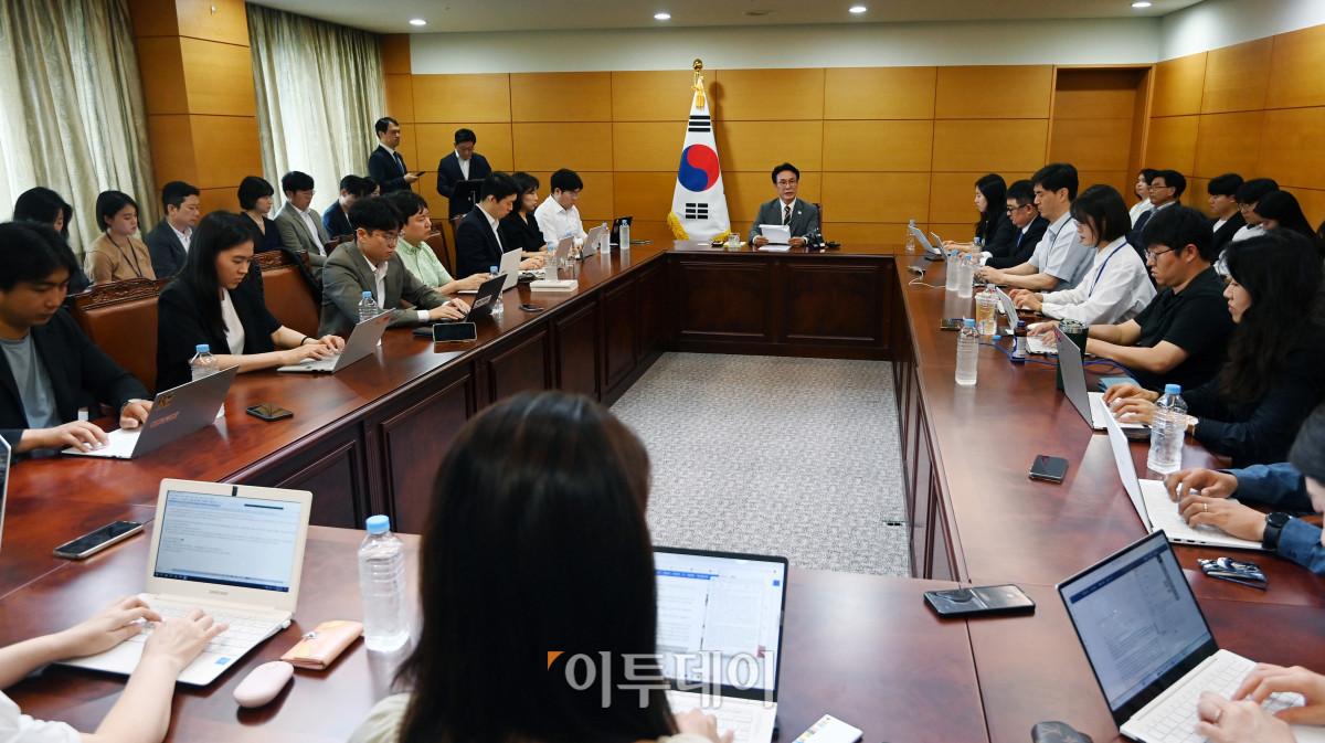 ▲김민석 국무총리 후보자가 10일 서울 종로구 금융감독원 연수원에 마련된 인사청문회 준비 사무실에서 열린 출입기자단 약식간담회에서 발언하고 있다. 조현호 기자 hyunho@