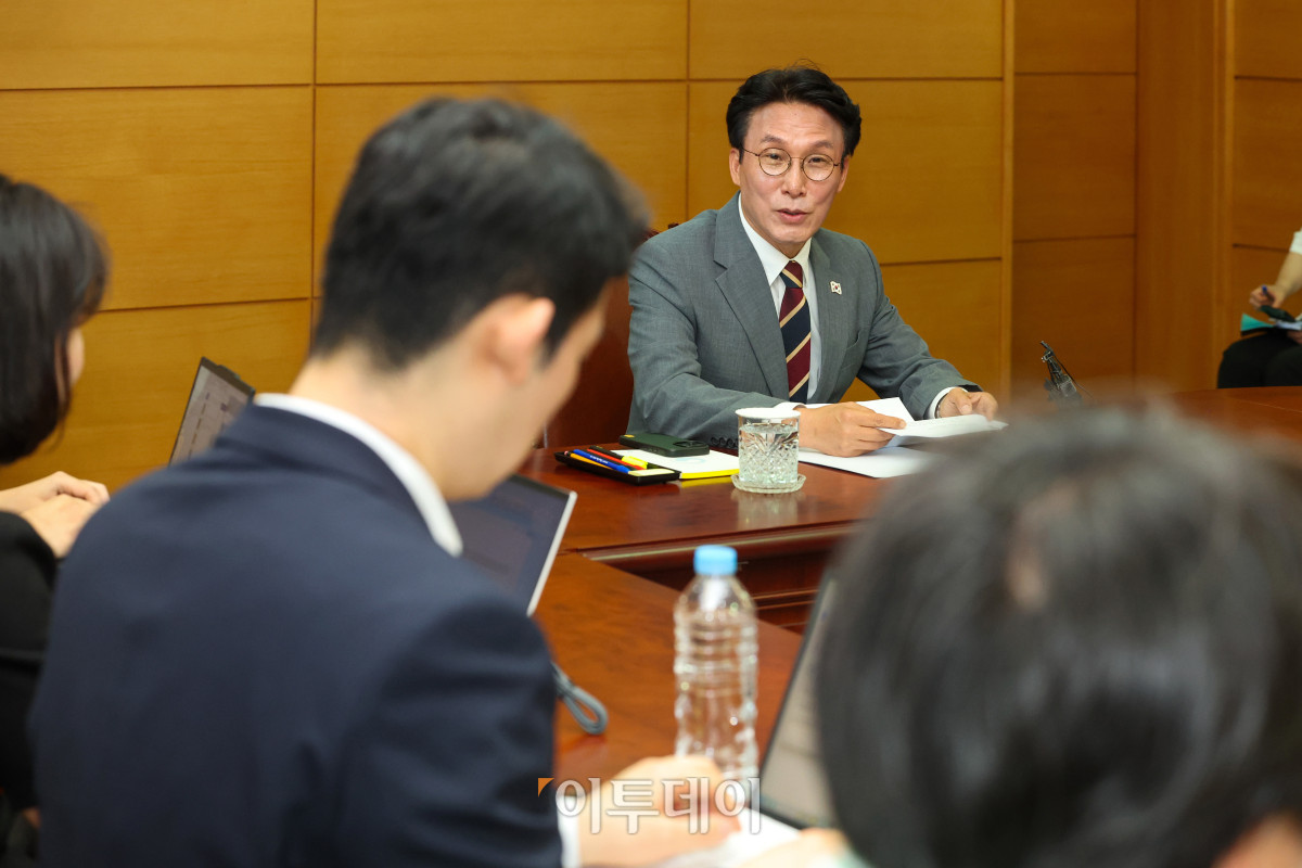 ▲김민석 국무총리 후보자가 10일 서울 종로구 금융감독원 연수원에 마련된 인사청문회 준비 사무실에서 열린 출입기자단 약식간담회에서 발언하고 있다. 조현호 기자 hyunho@