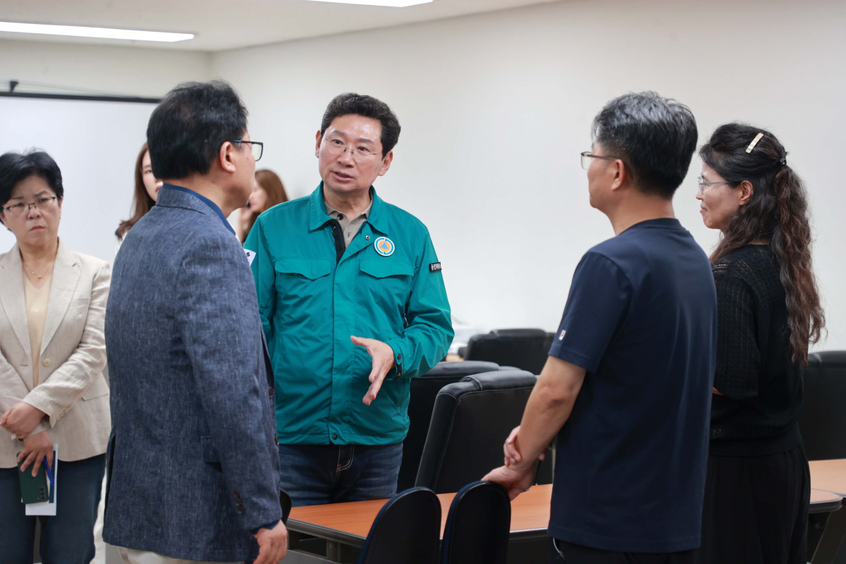 ▲이상일 용인특례시장이 8일 서천동 아파트 입주민들과 회의실에서 사고 피해 관련 대화를 하고 있다. (용인특례시)