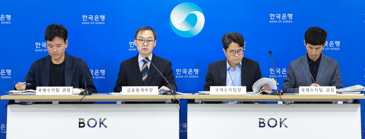 ▲(왼쪽부터) 김태호 국제수지팀 과장, 송재창 금융통계부장, 김성준 국제수지팀장, 권수한 국제수지팀 과장 (한국은행)