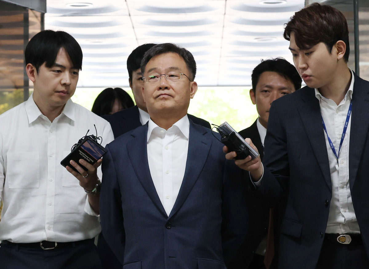 ▲지난 대선에서 대장동 사건과 관련한 허위 인터뷰로 윤석열 대통령의 명예를 훼손한 혐의를 받는 화천대유자산관리 대주주 김만배 씨가 20일 오전 서울 서초구 서울중앙지법에서 열린 영장실질심사에 출석하기 위해 법정으로 향하고 있다. 2024.6.20 (연합뉴스)