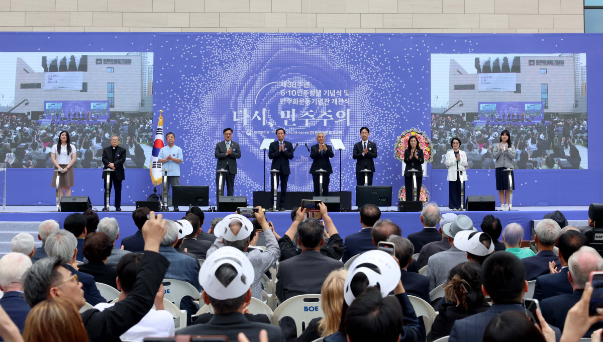 ▲10일 서울 용산구 민주화운동기념관(옛 남영동 대공분실)에서 열린 ‘제38주년 6·10 민주항쟁 기념식 및 민주화운동기념관 개관식’에서 우원식 국회의장, 우상호 대통령실 정무수석, 이재오 민주화운동기념사업회 이사장 등이 개관 세리머니를 하고 있다. 신태현 기자 holjjak@