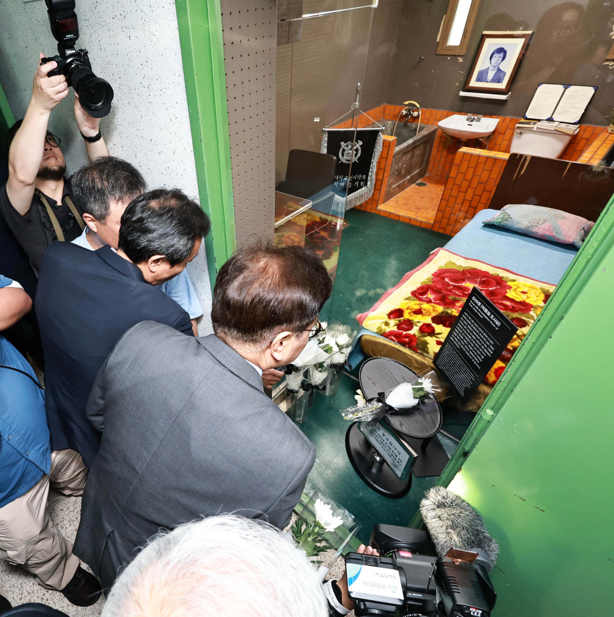▲10일 서울 용산구 민주화운동기념관에서 열린 제38주년 6·10민주항쟁 기념식을 마친 우원식 국회의장, 우상호 대통령실 정무수석, 이재오 민주화운동기념사업회 이사장이 대공분실 509호를 찾아 헌화하고 있다. 신태현 기자 holjjak@