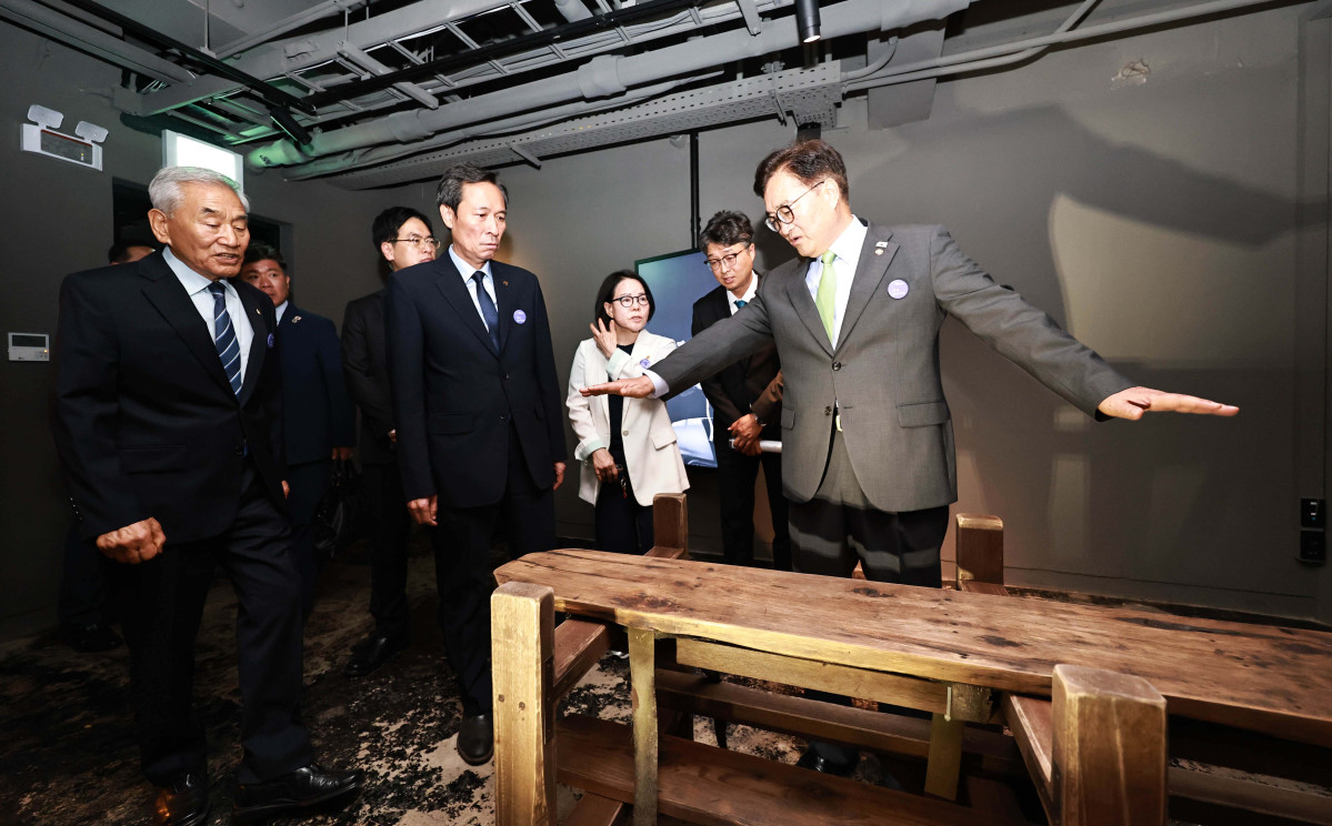 ▲10일 서울 용산구 민주화운동기념관에서 열린 제38주년 6·10민주항쟁 기념식을 마친 우원식 국회의장, 우상호 대통령실 정무수석, 이재오 민주화운동기념사업회 이사장이 고문 도구를 살펴보고 있다. 신태현 기자 holjjak@