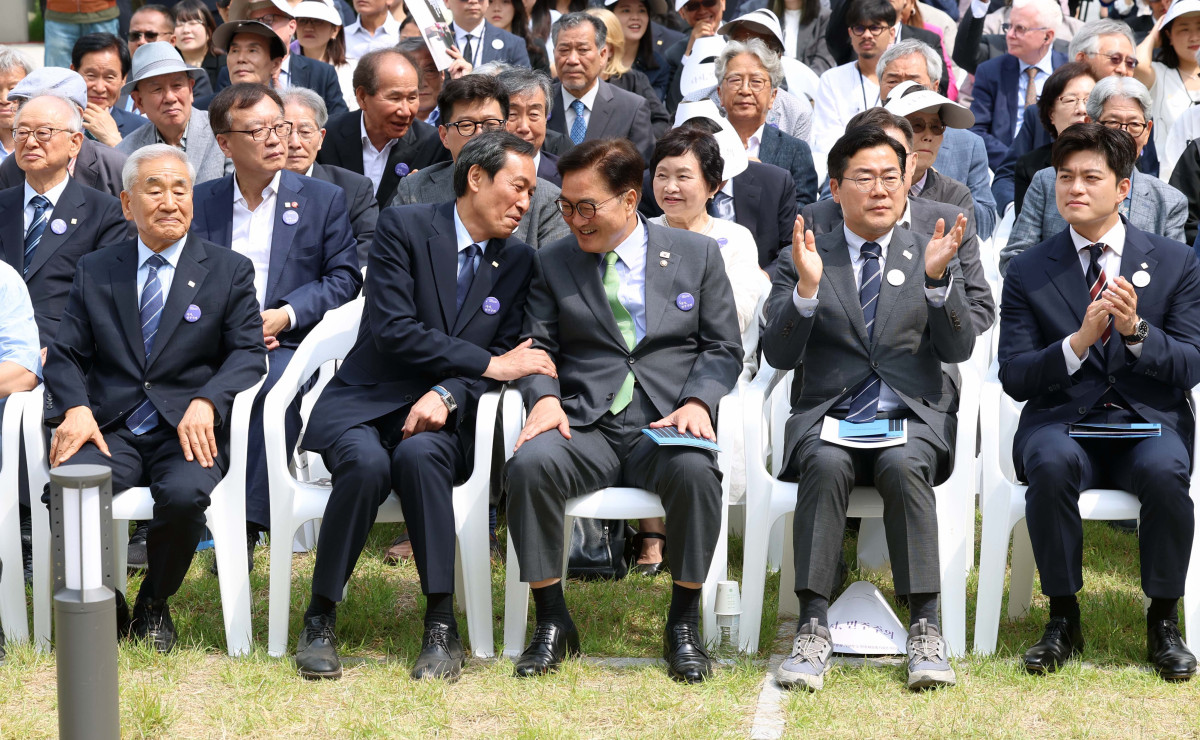 ▲10일 서울 용산구 민주화운동기념관(옛 남영동 대공분실)에서 열린 ‘제38주년 6·10 민주항쟁 기념식 및 민주화운동기념관 개관식’에서 우원식(오른쪽) 국회의장과 우상호 대통령실 정무수석이 대화를 하고 있다. 신태현 기자 holjjak@