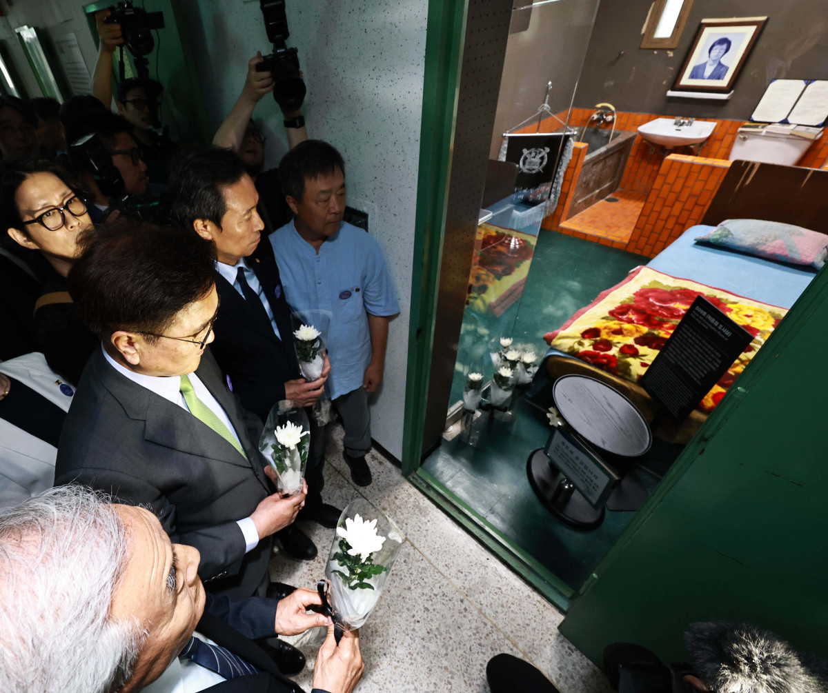 ▲10일 서울 용산구 민주화운동기념관에서 열린 제38주년 6·10민주항쟁 기념식을 마친 우원식 국회의장, 우상호 대통령실 정무수석, 이재오 민주화운동기념사업회 이사장이 대공분실 509호를 찾아 헌화하고 있다. 신태현 기자 holjjak@