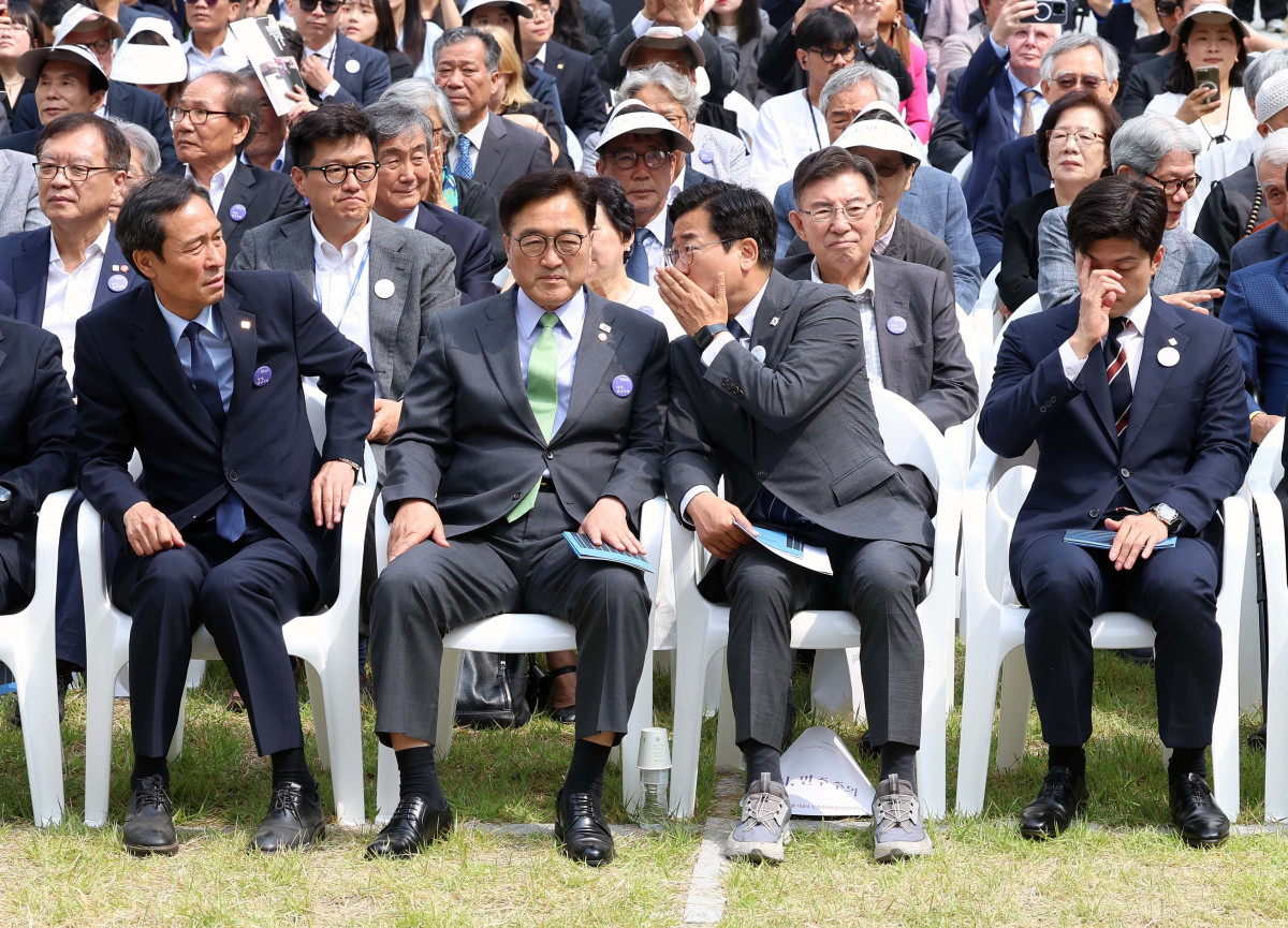 ▲10일 서울 용산구 민주화운동기념관(옛 남영동 대공분실)에서 열린 ‘제38주년 6·10 민주항쟁 기념식 및 민주화운동기념관 개관식’에서 우원식(왼쪽 두번째) 국회의장과 박찬대 더불어민주당 대표 직무대행 겸 원내대표가 대화를 하고 있다. 왼쪽은 우상호 대통령실 정무수석, 오른쪽은 김용태 국민의힘 비상대책위원장. 신태현 기자 holjjak@