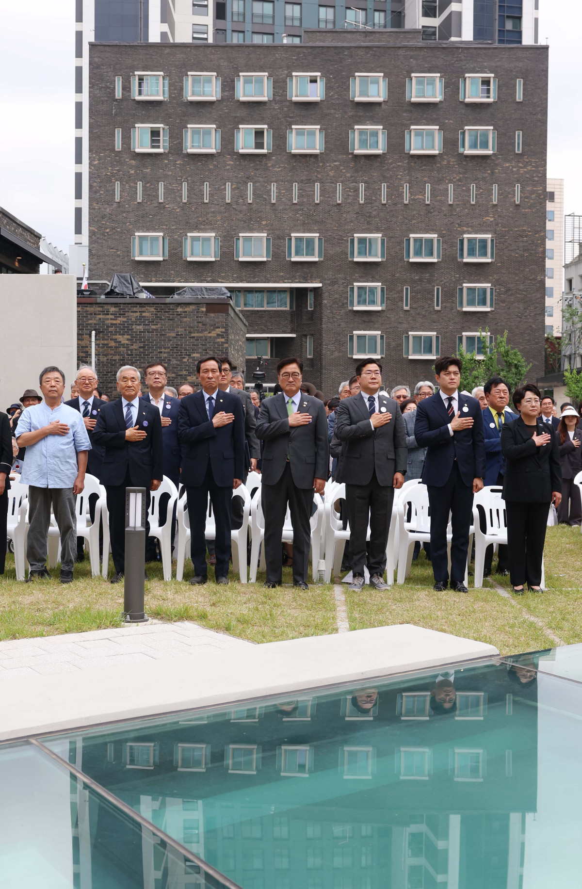 ▲10일 서울 용산구 민주화운동기념관(옛 남영동 대공분실)에서 열린 ‘제38주년 6·10 민주항쟁 기념식 및 민주화운동기념관 개관식’에서 우원식 국회의장, 박찬대 더불어민주당 대표 직무대행 겸 원내대표, 김용태 국민의힘 비상대책위원장, 우상호 대통령실 정무수석, 이재오 민주화운동기념사업회 이사장 등이 국민의례를 하고 있다. 신태현 기자 holjjak@