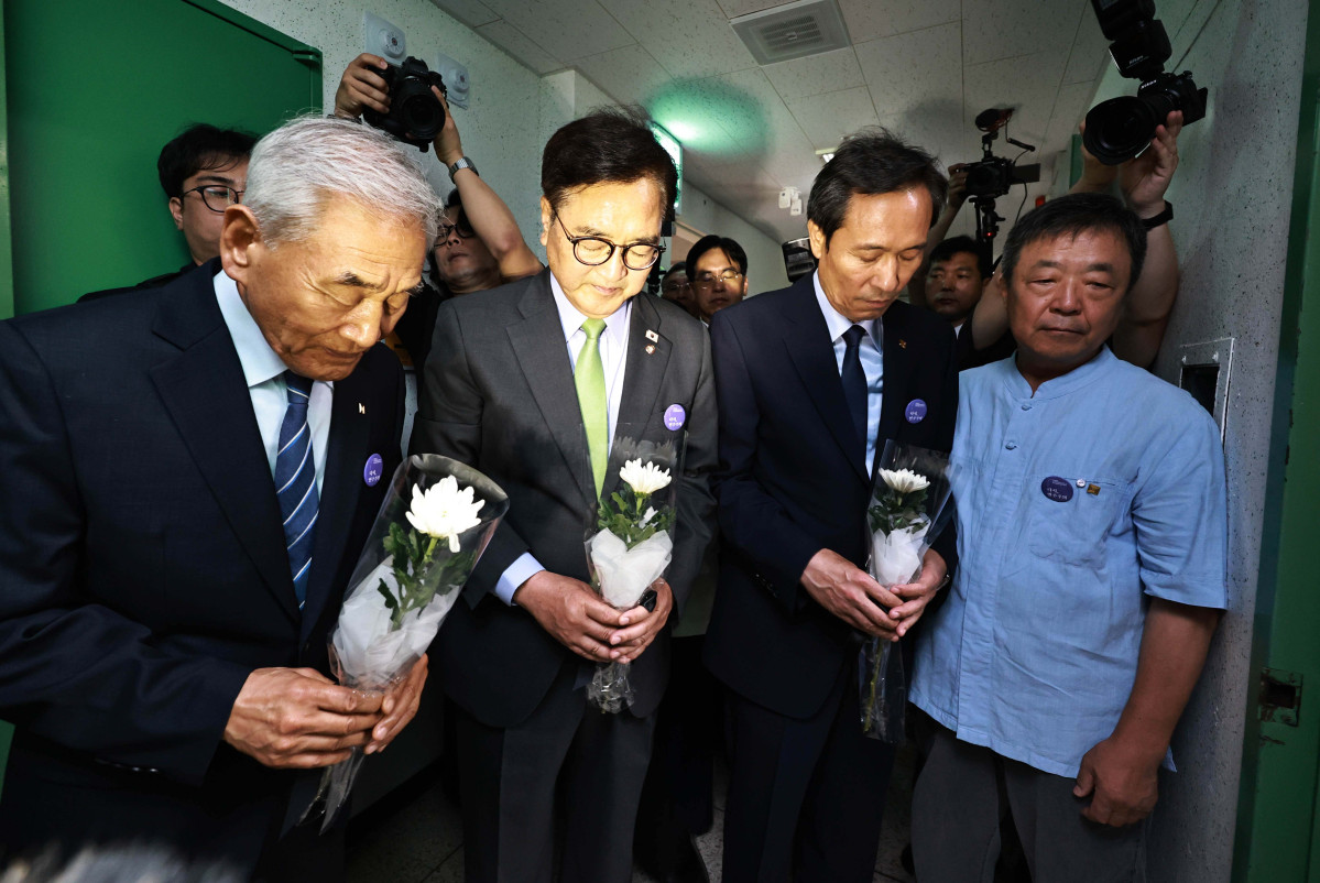 ▲10일 서울 용산구 민주화운동기념관에서 열린 제38주년 6·10민주항쟁 기념식을 마친 우원식 국회의장, 우상호 대통령실 정무수석, 이재오 민주화운동기념사업회 이사장이 대공분실 509호를 찾아 헌화하고 있다. 신태현 기자 holjjak@