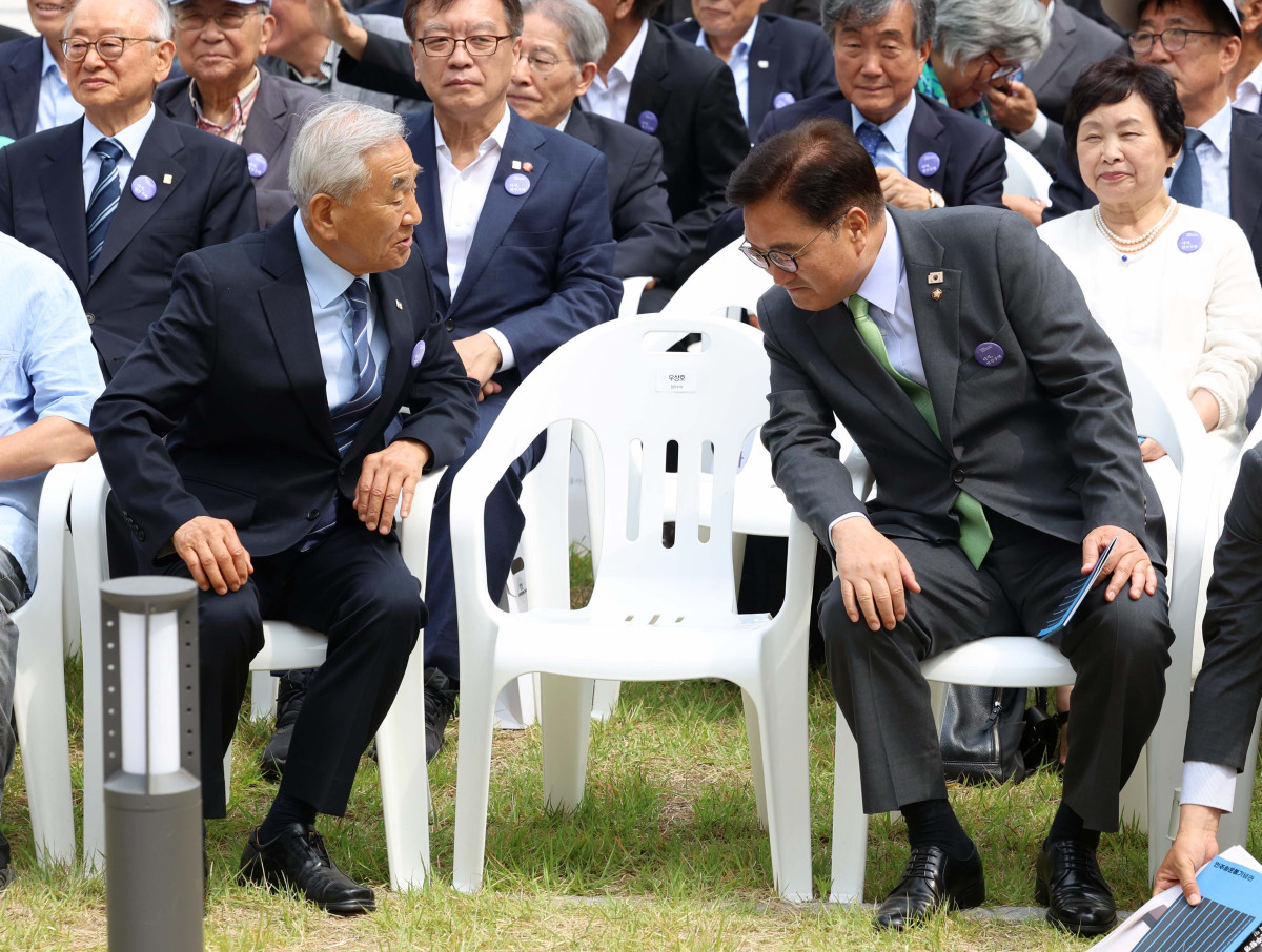 ▲10일 서울 용산구 민주화운동기념관(옛 남영동 대공분실)에서 열린 ‘제38주년 6·10 민주항쟁 기념식 및 민주화운동기념관 개관식’에서 우원식(오른쪽) 국회의장과 이재오 민주화운동기념사업회 이사장이 대화하고 있다. 신태현 기자 holjjak@