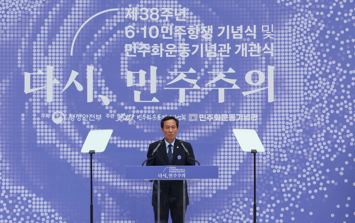 ▲10일 서울 용산구 민주화운동기념관(옛 남영동 대공분실)에서 열린 ‘제38주년 6·10 민주항쟁 기념식 및 민주화운동기념관 개관식’에서 우상호 대통령실 정무수석이 이재명 대통령의 기념사를 대독하고 있다. 신태현 기자 holjjak@