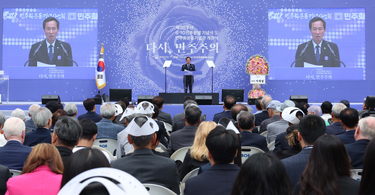 ▲10일 서울 용산구 민주화운동기념관(옛 남영동 대공분실)에서 열린 ‘제38주년 6·10 민주항쟁 기념식 및 민주화운동기념관 개관식’에서 우상호 대통령실 정무수석이 이재명 대통령의 기념사를 대독하고 있다. 신태현 기자 holjjak@