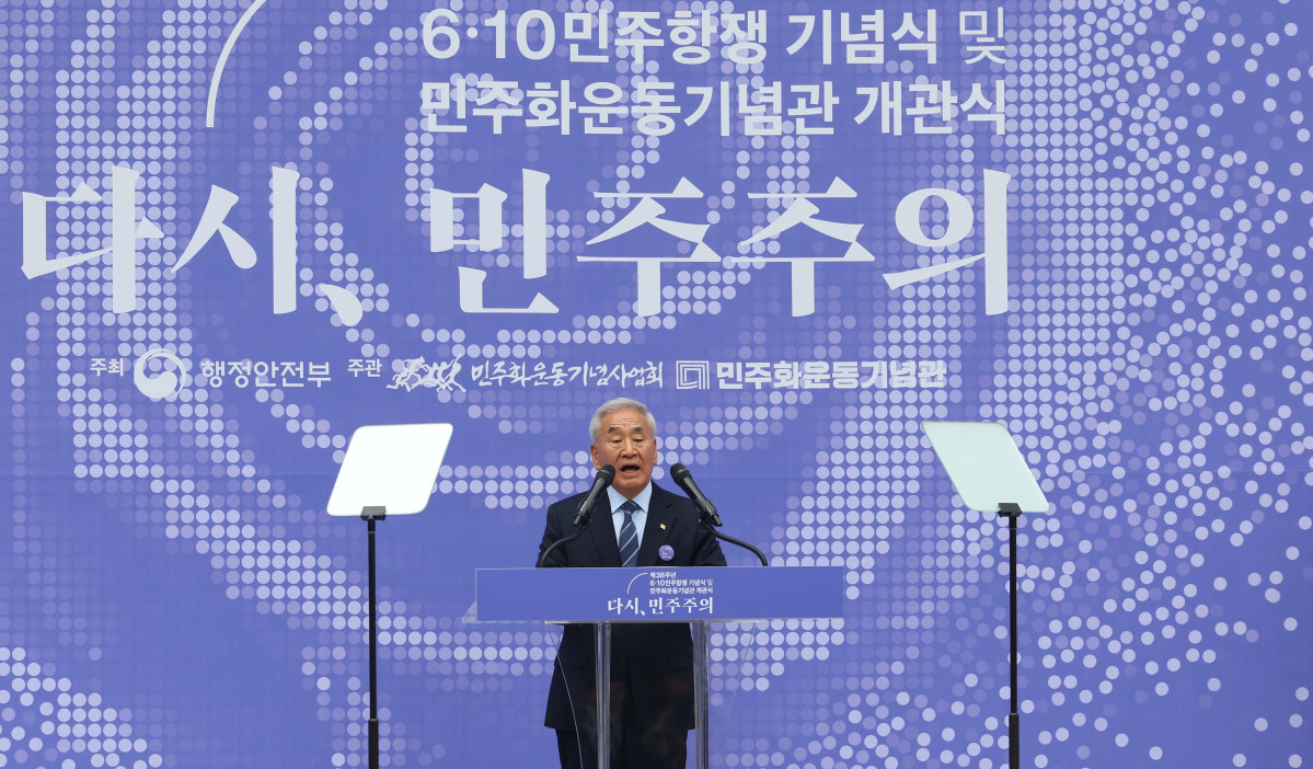 ▲10일 서울 용산구 민주화운동기념관(옛 남영동 대공분실)에서 열린 ‘제38주년 6·10 민주항쟁 기념식 및 민주화운동기념관 개관식’에서 이재오 민주화운동기념사업회 이사장이 경과보고를 하고 있다. 신태현 기자 holjjak@