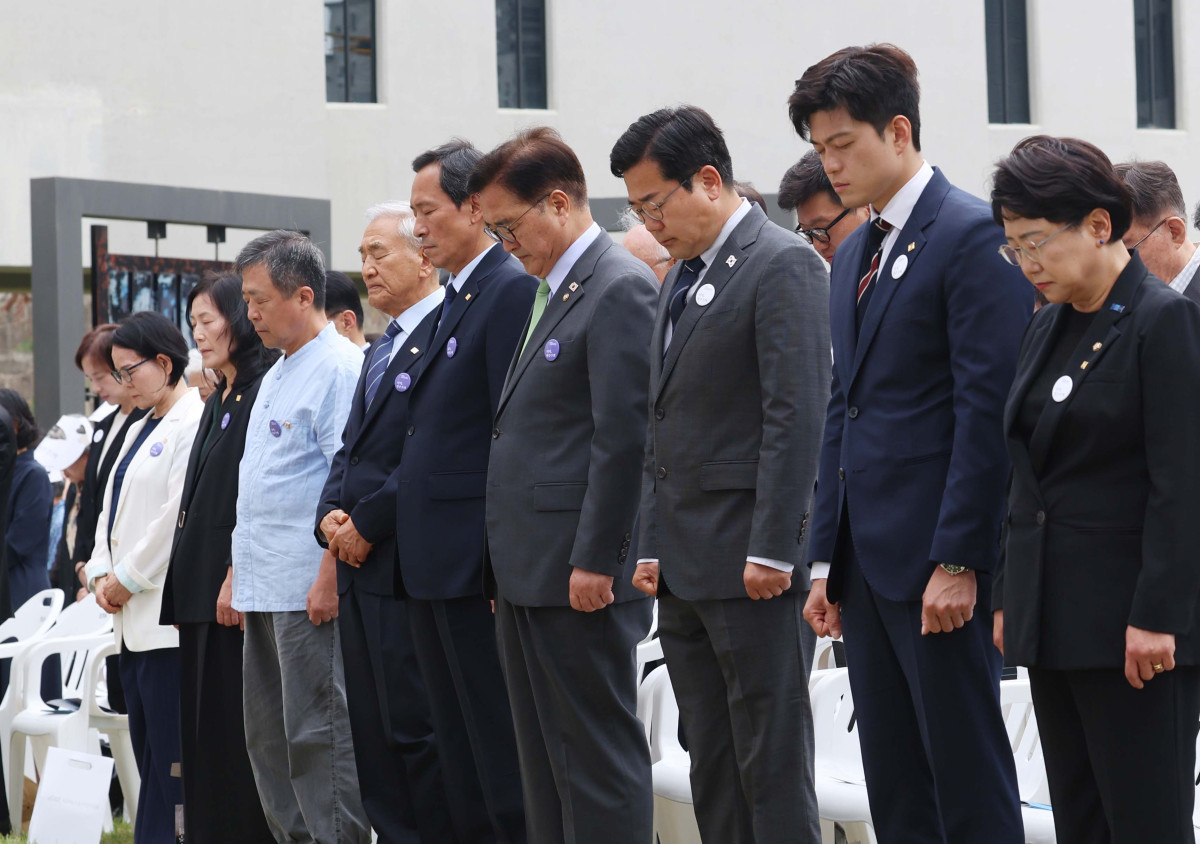▲10일 서울 용산구 민주화운동기념관(옛 남영동 대공분실)에서 열린 ‘제38주년 6·10 민주항쟁 기념식 및 민주화운동기념관 개관식’에서 우원식 국회의장, 박찬대 더불어민주당 대표 직무대행 겸 원내대표, 김용태 국민의힘 비상대책위원장, 우상호 대통령실 정무수석, 이재오 민주화운동기념사업회 이사장 등이 묵념하고 있다. 신태현 기자 holjjak@