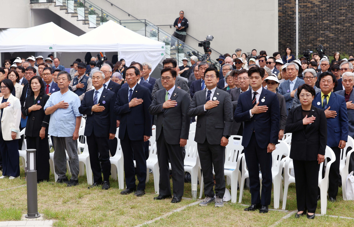 ▲10일 서울 용산구 민주화운동기념관(옛 남영동 대공분실)에서 열린 ‘제38주년 6·10 민주항쟁 기념식 및 민주화운동기념관 개관식’에서 우원식 국회의장, 박찬대 더불어민주당 대표 직무대행 겸 원내대표, 김용태 국민의힘 비상대책위원장, 우상호 대통령실 정무수석, 이재오 민주화운동기념사업회 이사장 등이 국민의례를 하고 있다. 신태현 기자 holjjak@