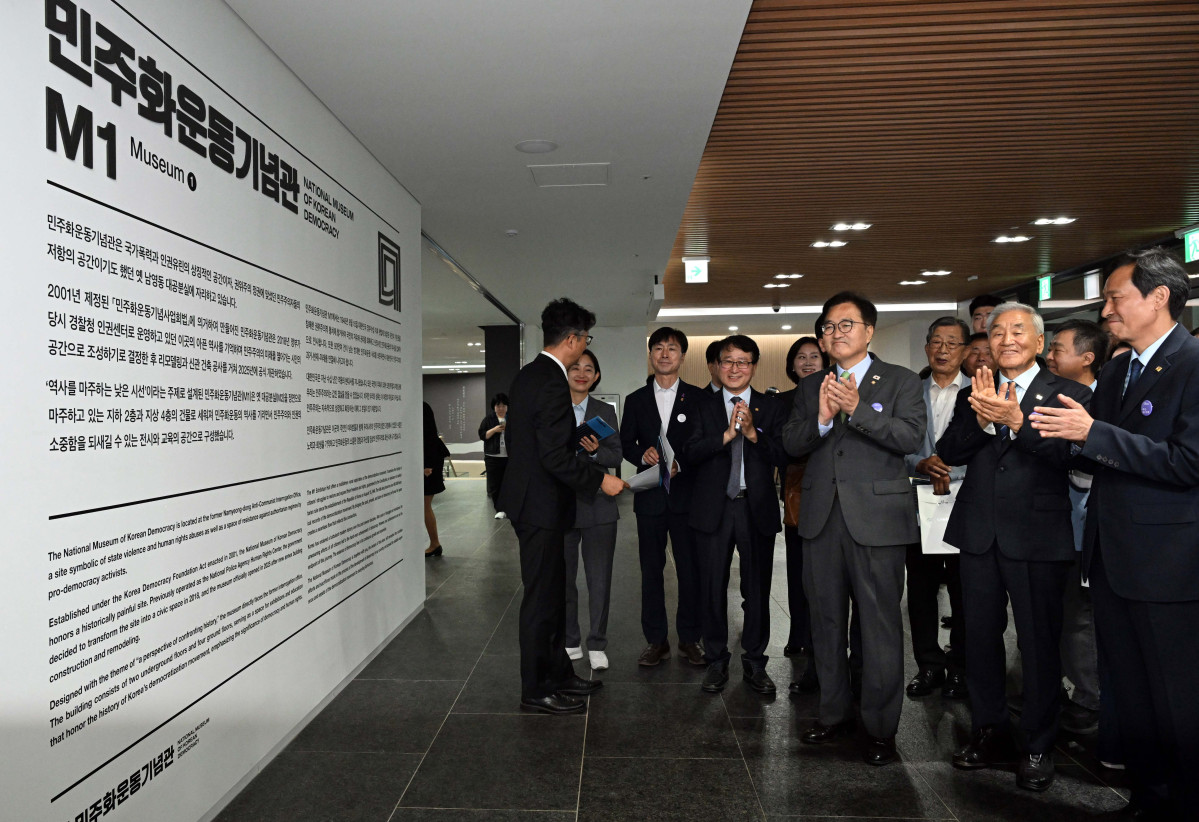 ▲우원식 국회의장과 이재오 민주화운동기념사업회 이사장, 우상호 대통령실 정무수석 등 참석자들이 10일 서울 용산구 민주화운동기념관을 둘러보며 박수를 치고 있다. 신태현 기자 holjjak@