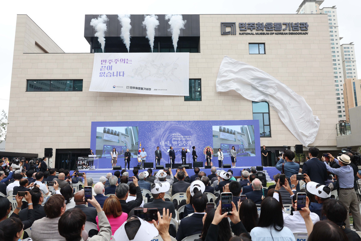 ▲10일 서울 용산구 민주화운동기념관(옛 남영동 대공분실)에서 열린 ‘제38주년 6·10 민주항쟁 기념식 및 민주화운동기념관 개관식’에서 우원식 국회의장, 우상호 대통령실 정무수석, 이재오 민주화운동기념사업회 이사장 등이 개관 세리머니를 하고 있다. 신태현 기자 holjjak@