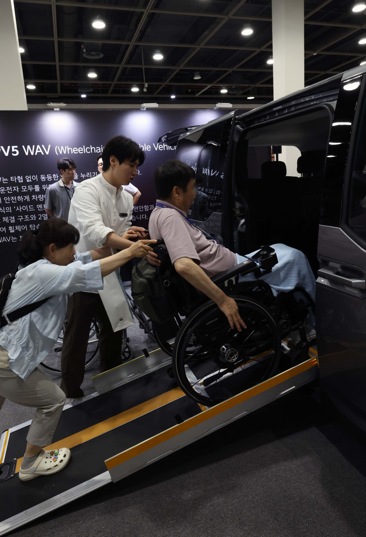 ▲10일 서울 서초구 aT센터에서 열린 ‘제20회 대한민국 보조공학기기 박람회’ 기아차 부스에 휠체어 사용자를 위한 탑승공간과 안전성을 갖춘 PV5 WAV가 전시돼 있다. ‘사람을 위한 따뜻한 기술’을 슬로건으로 고용노동부가 주최, 한국장애인고용공단이 주관하는 대한민국 보조공학기기 박람회는 장애인의 직업생활에 필요한 보조공학 기술과 제품의 최신 트렌드를 소개하고 이를 현장에서 체험할 수 있는 자리다. 신태현 기자 holjjak@