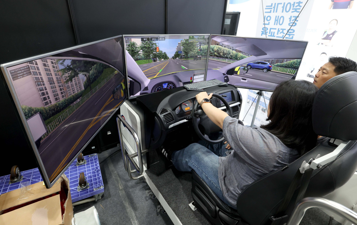 ▲10일 서울 서초구 aT센터에서 열린 ‘제20회 대한민국 보조공학기기 박람회’에 장애인 운전교습용 시뮬레이터가 시연되고 있다. ‘사람을 위한 따뜻한 기술’을 슬로건으로 고용노동부가 주최, 한국장애인고용공단이 주관하는 대한민국 보조공학기기 박람회는 장애인의 직업생활에 필요한 보조공학 기술과 제품의 최신 트렌드를 소개하고 이를 현장에서 체험할 수 있는 자리다. 신태현 기자 holjjak@