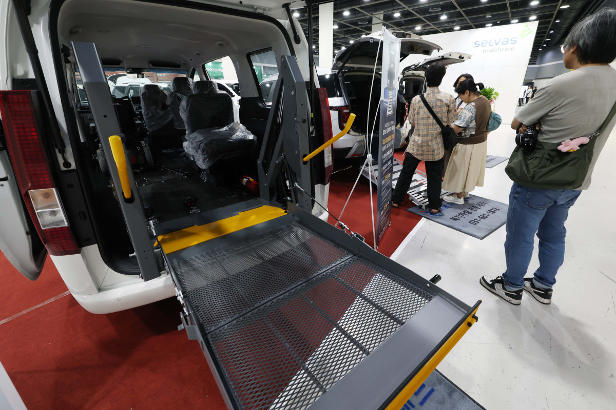 ▲10일 서울 서초구 aT센터에서 열린 ‘제20회 대한민국 보조공학기기 박람회’에 휠체어 사용자를 위한 슬로프 설치 차량이 전시돼 있다. ‘사람을 위한 따뜻한 기술’을 슬로건으로 고용노동부가 주최, 한국장애인고용공단이 주관하는 대한민국 보조공학기기 박람회는 장애인의 직업생활에 필요한 보조공학 기술과 제품의 최신 트렌드를 소개하고 이를 현장에서 체험할 수 있는 자리다. 신태현 기자 holjjak@