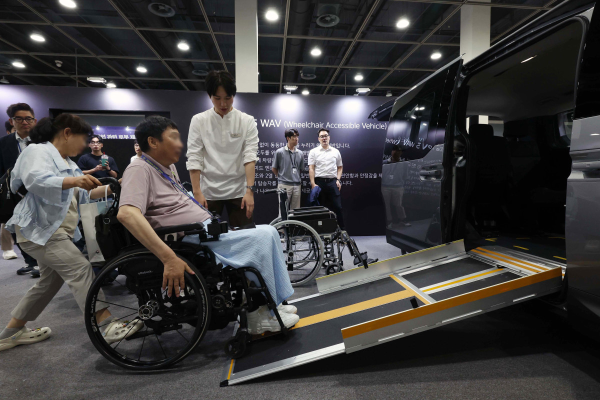 ▲10일 서울 서초구 aT센터에서 열린 ‘제20회 대한민국 보조공학기기 박람회’ 기아차 부스에 휠체어 사용자를 위한 탑승공간과 안전성을 갖춘 PV5 WAV가 전시돼 있다. ‘사람을 위한 따뜻한 기술’을 슬로건으로 고용노동부가 주최, 한국장애인고용공단이 주관하는 대한민국 보조공학기기 박람회는 장애인의 직업생활에 필요한 보조공학 기술과 제품의 최신 트렌드를 소개하고 이를 현장에서 체험할 수 있는 자리다. 신태현 기자 holjjak@